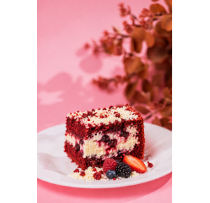 FATIA BOLO GELADO RED VELVET COM NINHO E FRUTAS VERMELHAS