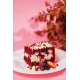 FATIA BOLO GELADO RED VELVET COM NINHO E FRUTAS VERMELHAS