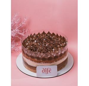 Bolo festivo MOUSSE DE CHOCOLATE COM NINHO serve 20 PORÇÕES